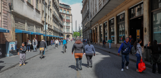 Los vehículos no motorizados sí podrán circular en el Zócalo. Foto EE: Hugo Salzar