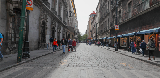 En la Gaceta Oficial de la Ciudad de México del 11 de enero se dio a conocer el acuerdo por el que se determina como peatonal la calle “Plaza de la Constitución.”, ubicada en el Zócalo de la CDMX. Foto EE: Hugo Salzar