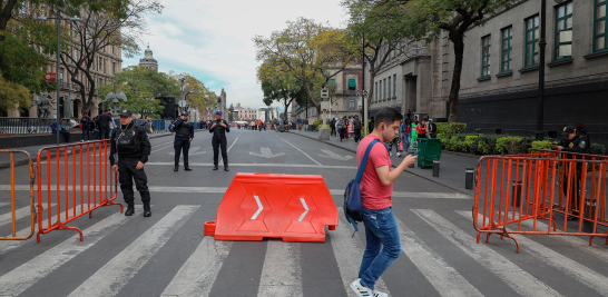 El área peatonal en el Zócalo capitalino es de 12,366 metros cuadrados. Foto EE: Hugo Salzar