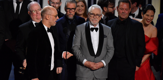 Jesse Armstrong, creador de Succession, acompañado por parte de los actores y el equipo de la serie televisiva. Foto: AFP