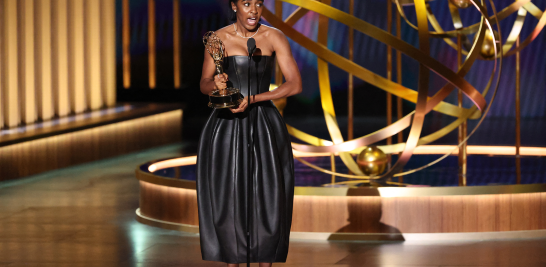 Ayo Edebiri recibió la primera estatuilla de los Emmys como mejor actriz de reparto por "The Bear". Foto: Reuters