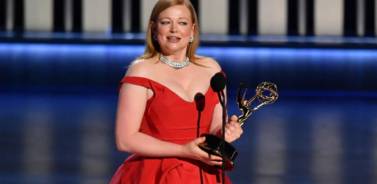 Sarah Snook ganó el premio a mejor actriz en serie dramática por su participación en Succession. Foto: AFP