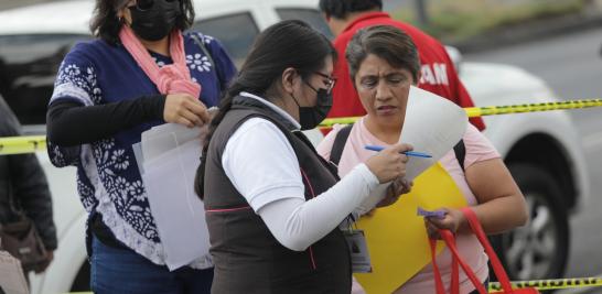 Filas en el módulo del INE de Zaragoza: Foto EE: Eric Lugo.