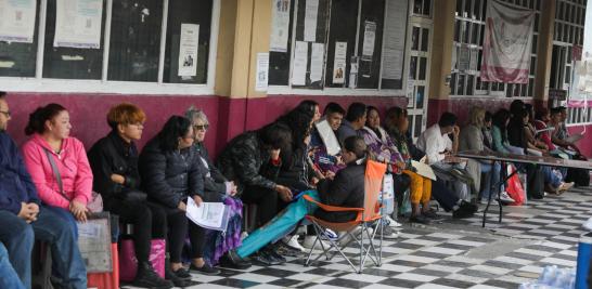 Filas en el módulo del INE de Zaragoza: Foto EE: Eric Lugo.