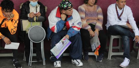 Filas en el módulo del INE de Zaragoza: Foto EE: Eric Lugo.