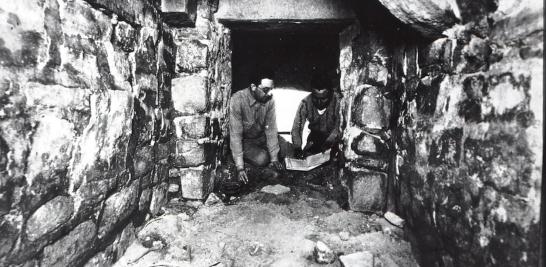 El arqueólogo Alfonso Caso y Martín Bazán al interior de la tumba de Monte Albán (1932). Foto: INAH