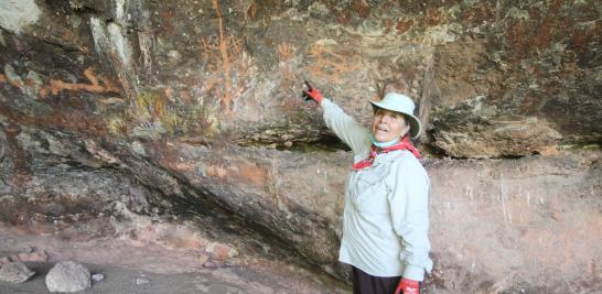 Nelly Robles en la cueva de las manitas. Foto EE: Francisco de Anda