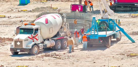 ASPECTOS DE LA CONSTRUCCION DE LA PLAZA COMERCIAL LA VICTORIA EN QUERETARO.