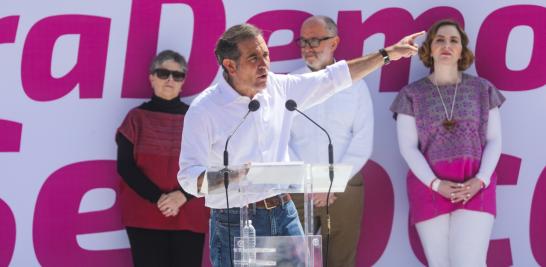 El exconsejero presidente del INE, Lorenzo Córdova, advirtió en el Zócalo de la CDMX que la democracia en México está en riesgo. Foto EE: Eric Lugo