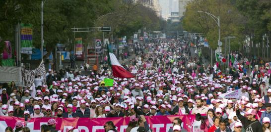 Miles en contra de las iniciativas en materia electoral del presidente AMLO caminan por Paseo de la Reforma. Foto: AFP