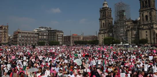 El domingo 18 de febrero, miles de ciudadanos se congregaron en el Zócalo de la Ciudad e México para acudir a la Marcha por Nuestra Democracia. Foto: Reuters