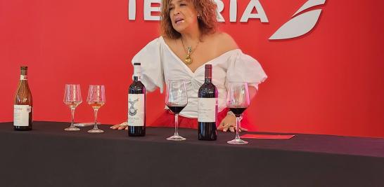 Ana María Arias ofrece la cata de vinos españoles.