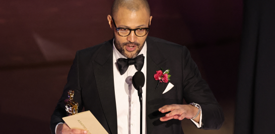 Cord Jefferson recibe el Oscar al Mejor Guión Adaptado por American Fiction. Foto: Reuters