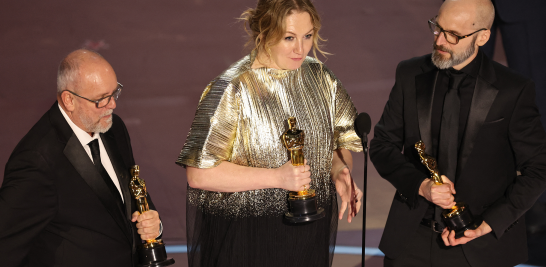 Nadia Stacey, Mark Coulier y Josh Weston ganaron el Oscar a Mejor Maquillaje por la película Pobres Criaturas. Foto: Reuters