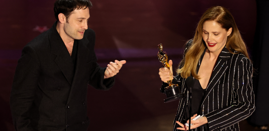 Justine Triet y Arthur Harari ganan el Oscar al mejor guión original por Anatomy of a Fall. Foto: Reuters