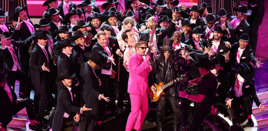 Ryan Gosling sorprendió a los asistentes de la gala con su interpretación de "I'm Just Ken", la balada de Barbie. Foto: Reuters