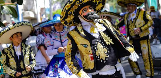 Comparsa Faisanes en la colonia Santa Martha Acatitla, Iztapalapa. Foto EE: Eric Lugo