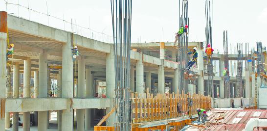 ASPECTOS DE CONSTRUCCION DE LATITUD LA VICTORIA, COMPLEJO CON CENTRO COMERCIAL, DEPARTAMENTOS Y OFICINAS.