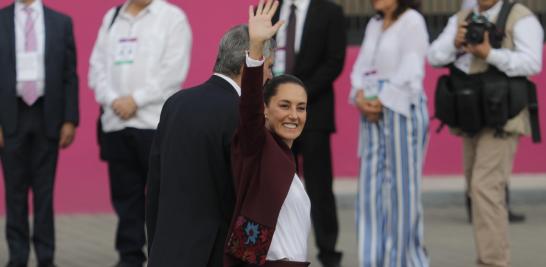 Claudia Sheinbaum, candidata de la coalición "Sigamos Haciendo Historia", a su llegada al INE. Foto EE: Eric Lugo