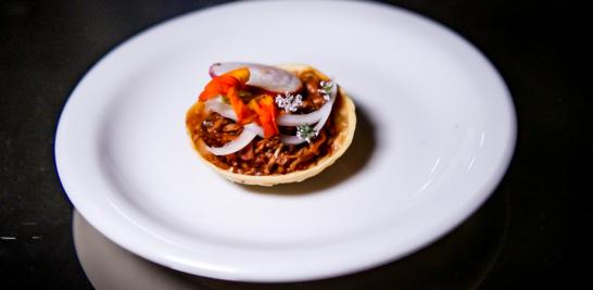 Tostadas de conejo en salsa de luna al pulque.