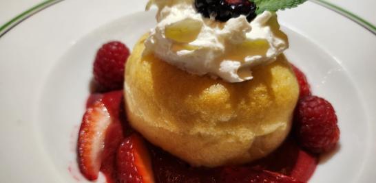 Postre: Baba al Rhum con crema chantilly, se sirve en Au Pied de Cochon