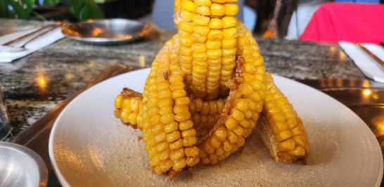 Corn Ribs, elote amarillo frito y sazonado con ajo en polvo