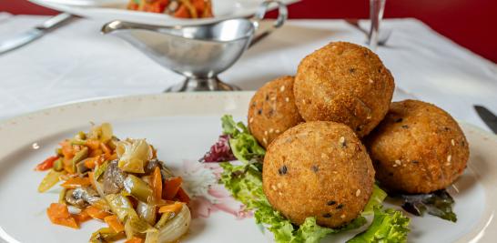 Croquetas de Cerdo con verduras en escabeche con aderezo de Mostaza Antigua al Estragón.