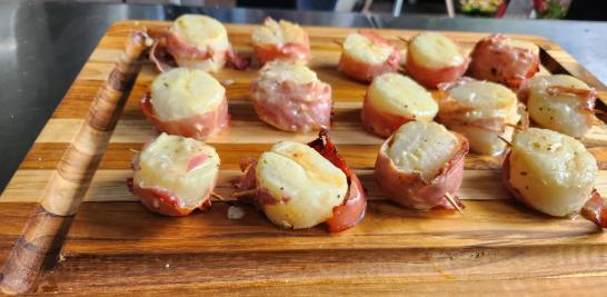 Callos de hacha marinados y envueltos en prosciutto. Foto: Patricia Ortega