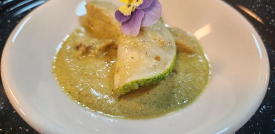 Mole verde con cerdo nómada