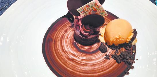 El Chef Erick Astie diseñó una tarta de chocolate oaxaqueño, cremoso de plátano, caramelo salado y tierra de cacao. El maridaje con Kabir Moscato, vino dulce italiano con notas de durazno, naranja y piña.