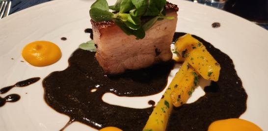 La Chef Josefina López cocinó Pork Belly con mole de fiesta puré de camote y hortalizas. El maridaje con Mezcal Real Minero Ensamble.