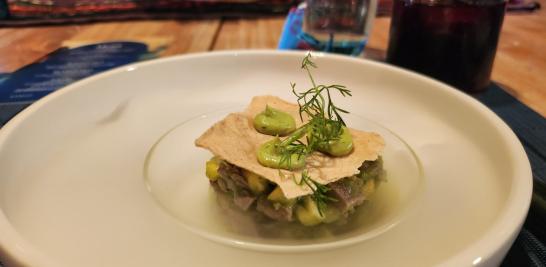 El Chef Erick Santiago preparó: Tasajo marinado en aguachile de serrano con ensaladilla de piña, tomate y tostada de maíz con cremoso de aguacate. El maridaje con Mezcal Real Minero, Mezcalillera.