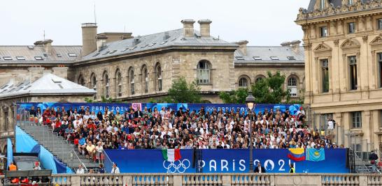 Espectadores frente al Río Sena a la espera de la ceremonia inaugural. Foto: Reuters