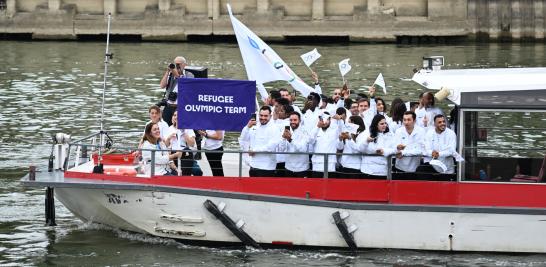 La delegación de atletas refugiados durante la ceremonia inaugural. Foto: Reuters