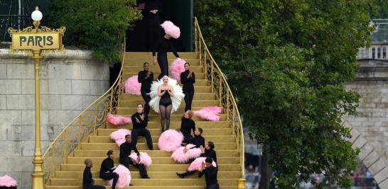 Lady Gaga interpretando desde las orillas del Río Sena. Foto: Reuters