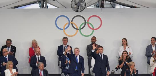 Thomas Bach, presidente del Comité Olímpico Internacional y el presidente de Francia Emmanuel Macron. Foto: AFP