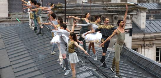 Bailarines en los techos durante la ceremonia. Foto: AFP