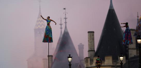 La ceremonia también hizo homenaje a los iconos culturales de Francia.