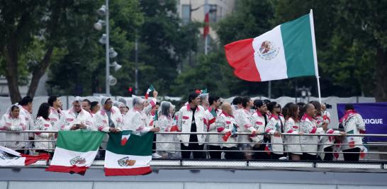 La delegación mexicana cruza el Río Sena. Foto: Reuters