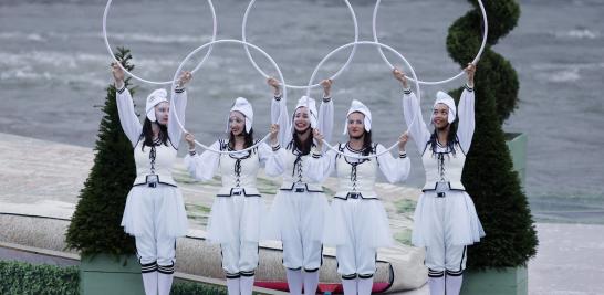 Bailarines sosteniendo los anillos olímpicos durante la ceremonia de inauguración en París 2024