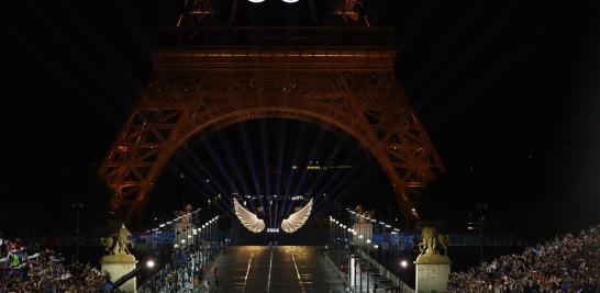 La Torre Eiffel de fondo mientras a la llegada de la jinete. Foto: Reuters