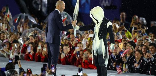 Zinedine Zidane recibe la antorcha olímpica. Foto: Reuters