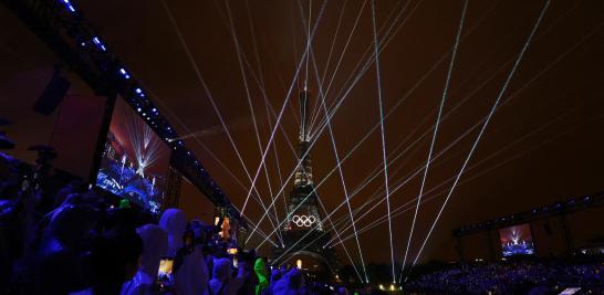 La Torre Eiffel se ilumina al cierre de la Ceremonia de Apertura de los Juegos de París 2024. Foto: Reuters