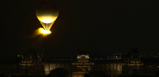 El fuego olímpico se posa sobre París tras la ceremonia de inauguración. Foto: Reuters