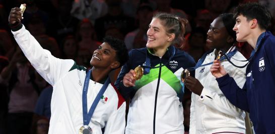 La medallista de plata Prisca Awiti Alcaraz de México junto con la medallista de oro Andreja Leski de Eslovenia y las medallistas de bronce Clarisse Agbegnenou de Francia y Laura Fazliu de Kosovo. FOTO: REUTERS