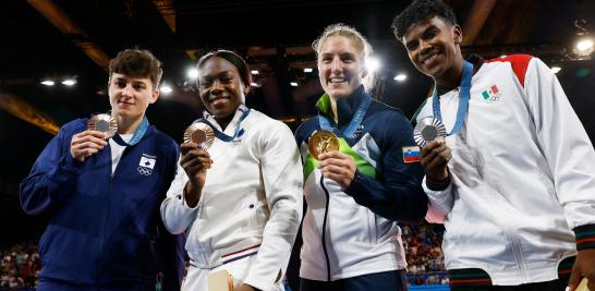 La medallista de plata Prisca Awiti Alcaraz de México junto con la medallista de oro Andreja Leski de Eslovenia y las medallistas de bronce Clarisse Agbegnenou de Francia y Laura Fazliu de Kosovo. FOTO: REUTERS