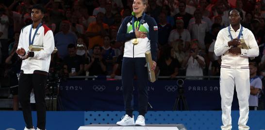 La medallista de plata Prisca Awiti Alcaraz de México junto con la medallista de oro Andreja Leski de Eslovenia y las medallistas de bronce Clarisse Agbegnenou de Francia y Laura Fazliu de Kosovo. FOTO: REUTERS