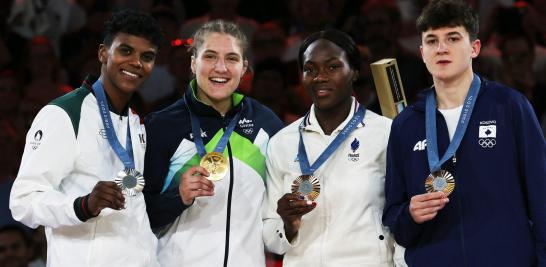 La medallista de plata Prisca Awiti Alcaraz de México junto con la medallista de oro Andreja Leski de Eslovenia y las medallistas de bronce Clarisse Agbegnenou de Francia y Laura Fazliu de Kosovo. FOTO: REUTERS