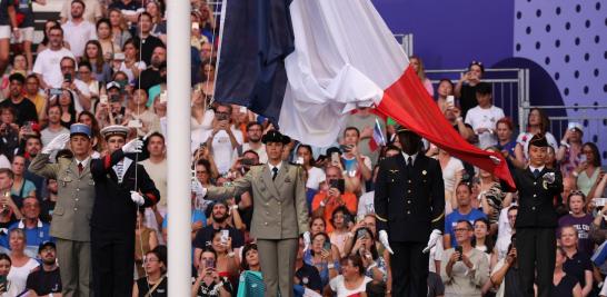 Miembros del ejército izan la bandera de Francia durante la ceremonia de clausura. Foto: Reuters