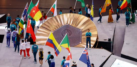  Los abanderados llevan sus insignias en el estadio junto a la medalla de oro gigante, durante la clausura de París 2024. Foto: Reuters